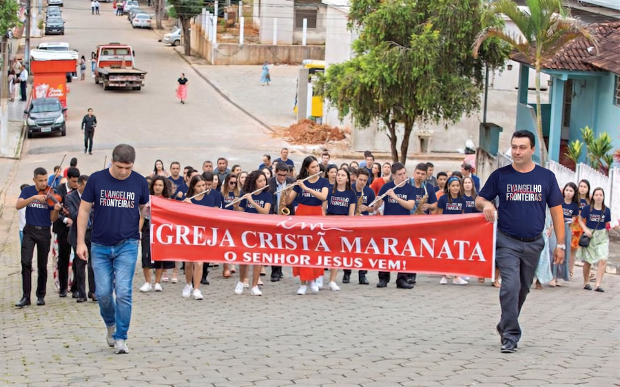 Jovens do ESF louvando nas ruas